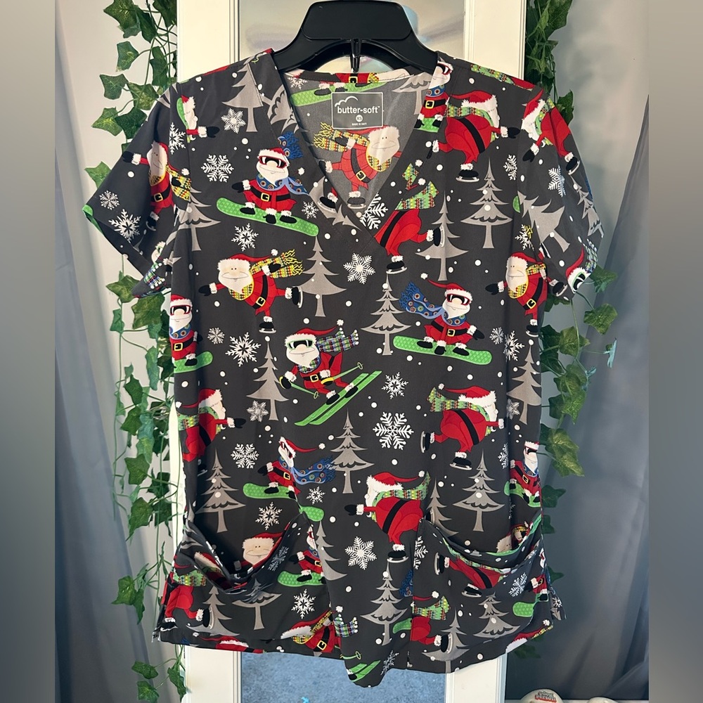 christmas santa extra small scrub top! brand: butter-soft